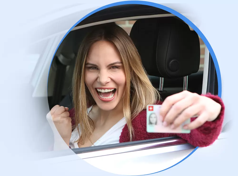 Eine Frau beim VKU Aarau, die jubeln ihren Führerschein aus dem Auto zeigt